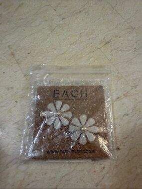 White Daisy Flower Hair Clips